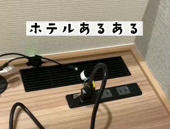 ホテルでスマホを充電する時のあるある？枕元にコンセントがない場合の対処法に「わかります」「延長コード持参」