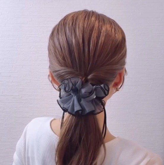 【夏のお仕事ヘア】超簡単3STEP！くるりんぱで崩れにくい“大人のローポニーヘアアレンジ” 　平日におすすめのお洒落まとめ髪に「お上品で好き」「今日の仕事はこれだー！」の声