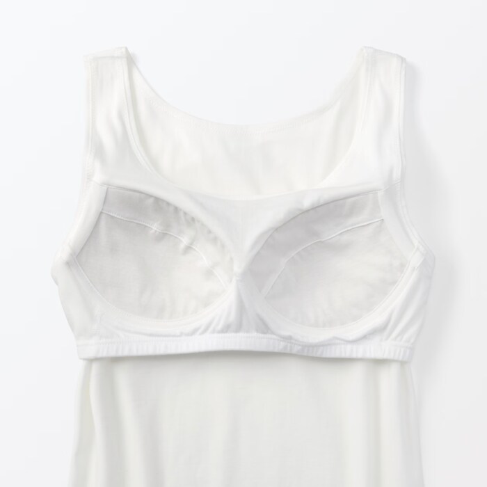 袖がない分アウターに響きにくいので、一つ持っておくと便利