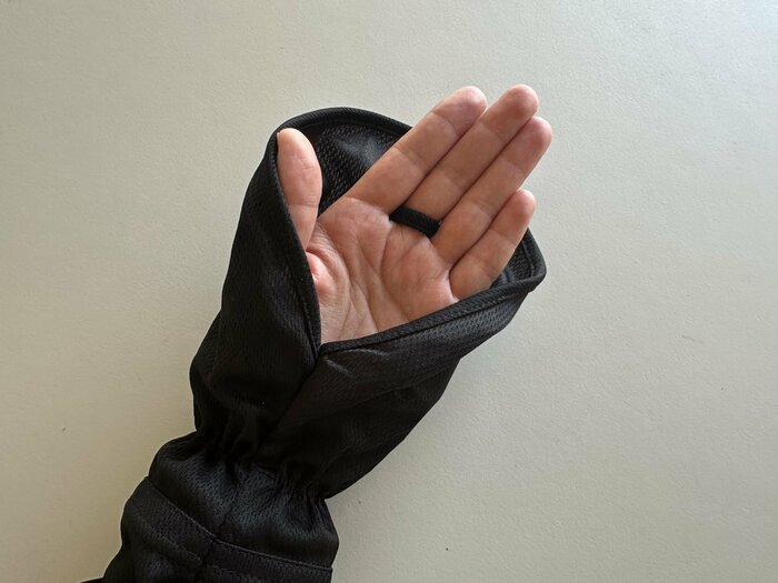 指先は第1～2関節くらいまで出ます