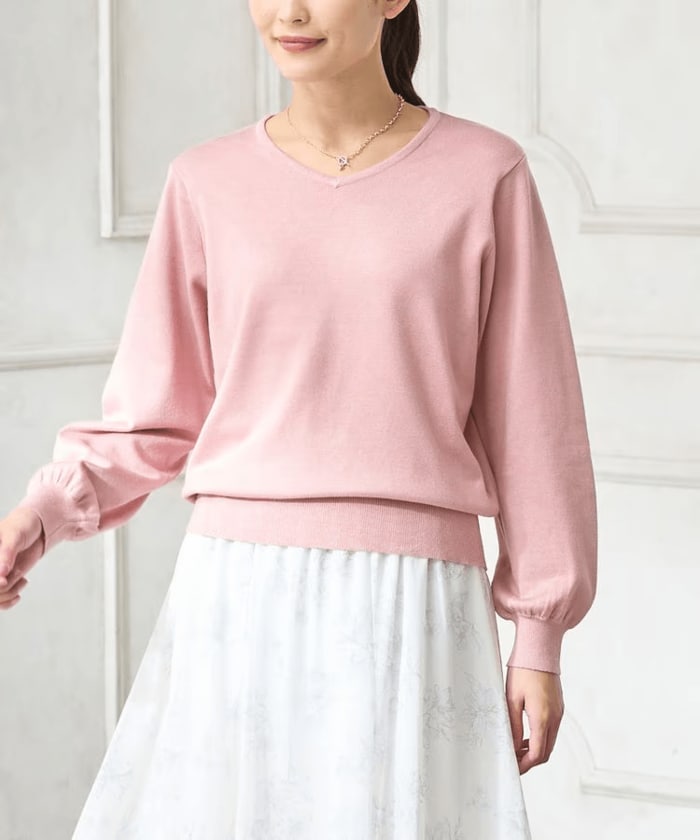 顔まわりをスッキリ見せるVネックがポイントのニット