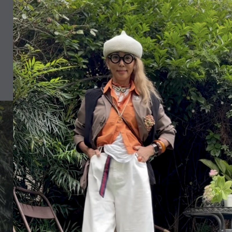 【60代女性】オレンジを主役にした大人のカジュアルコーデ！白パンツで軽やかに着こなす