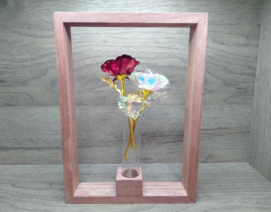 筆者撮影（ダイソー、壁掛け一輪挿しフレーム）