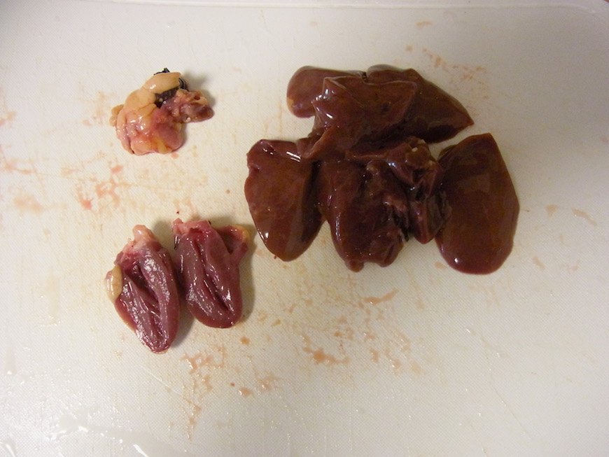 ハツは半分に切って中の血を洗い流す