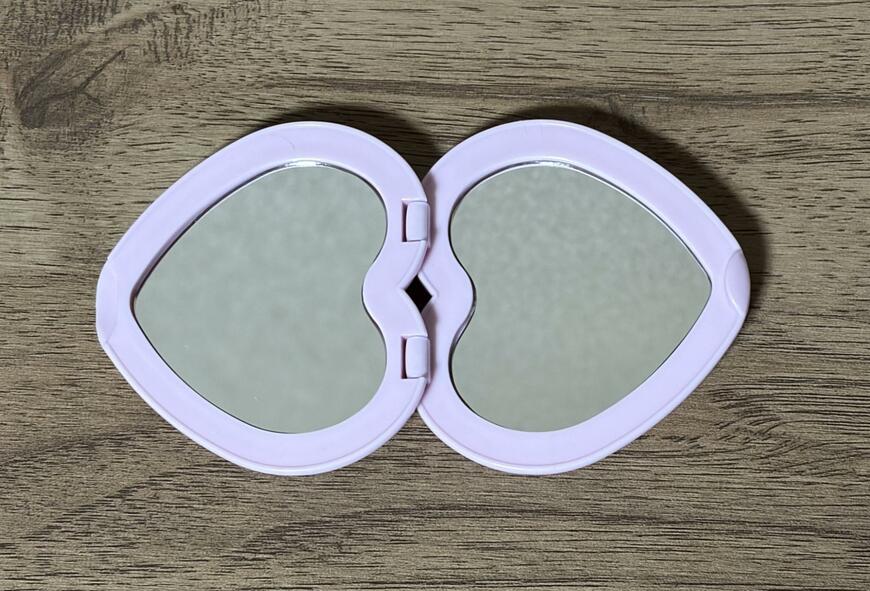 筆者撮影（セリア、ハート型 コンパクトミラー 魔法少女風）