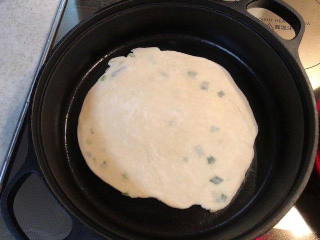 業務スーパー『葱抓餅』調理中（筆者撮影）