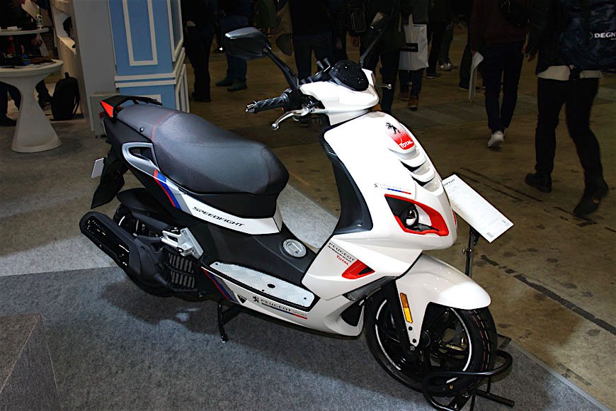 アグレッシブなデュアルヘッドライトの「スピードファイト125R-CUP」