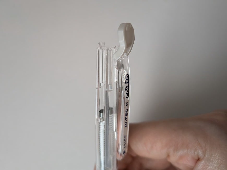 「本体頭部のフタは、爪を使えば簡単に開きました」