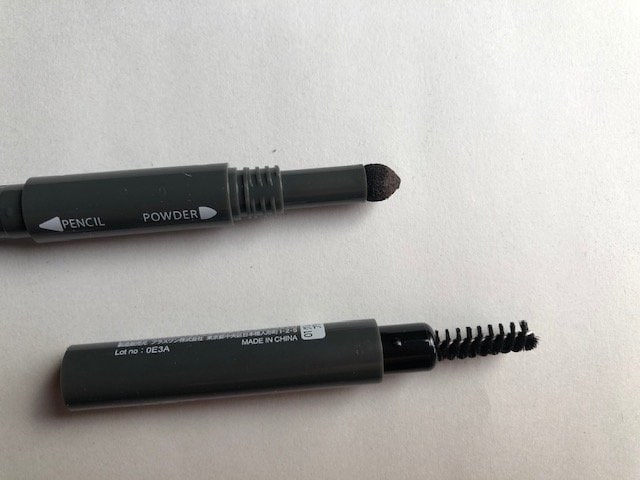 セリア「GENE3WAYアイブロウ　三角芯」のパウダーとブラシ（筆者撮影）