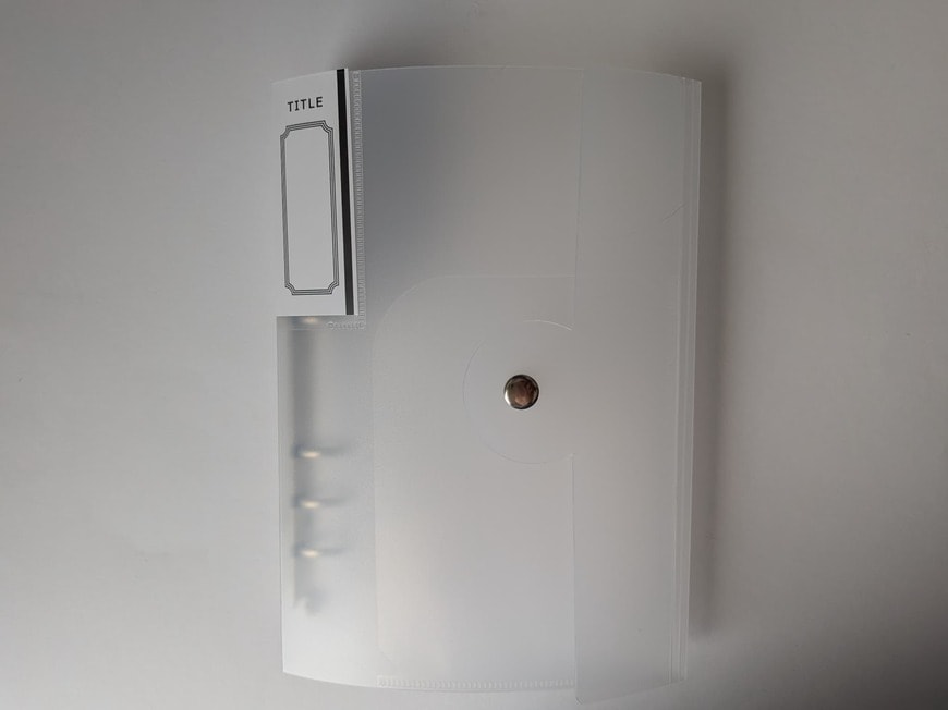 「文房具コーナーのファイル売り場に陳列されていました」