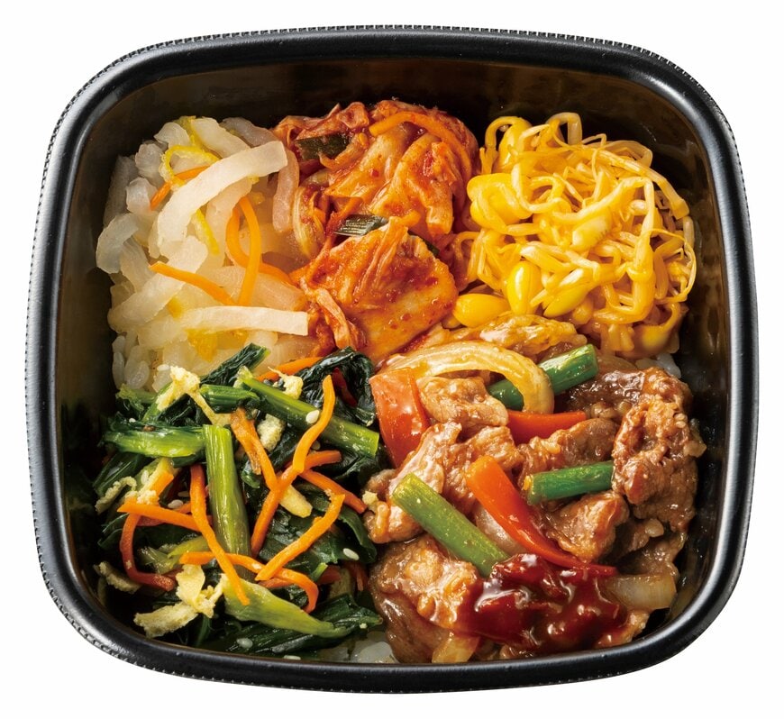 出所：株式会社プレナス「『ほっともっと』今年もやってきたアジアンフェア第一弾！甘旨ダレの牛焼肉とたっぷり野菜が混ざり合う絶妙な味わい『1/2日分の野菜が摂れる！焼肉ビビンバ』」