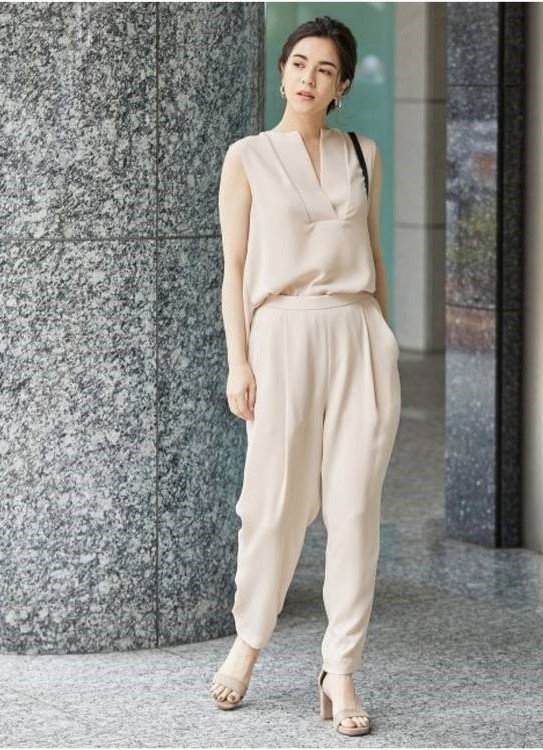 ADAM ET ROPE' - 梨地ストレッチスキッパーブラウス ¥12,960（税込）