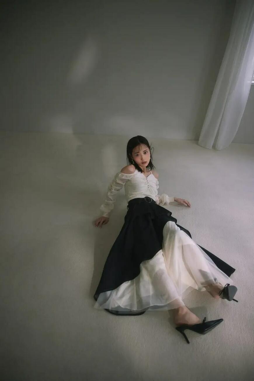 出所：MARK STYLER株式会社「RESEXXYのイメージモデルを務める女優の山下美月さんがセンシュアルに着こなす2025SPRING新ビジュアルを2月6日に公開」