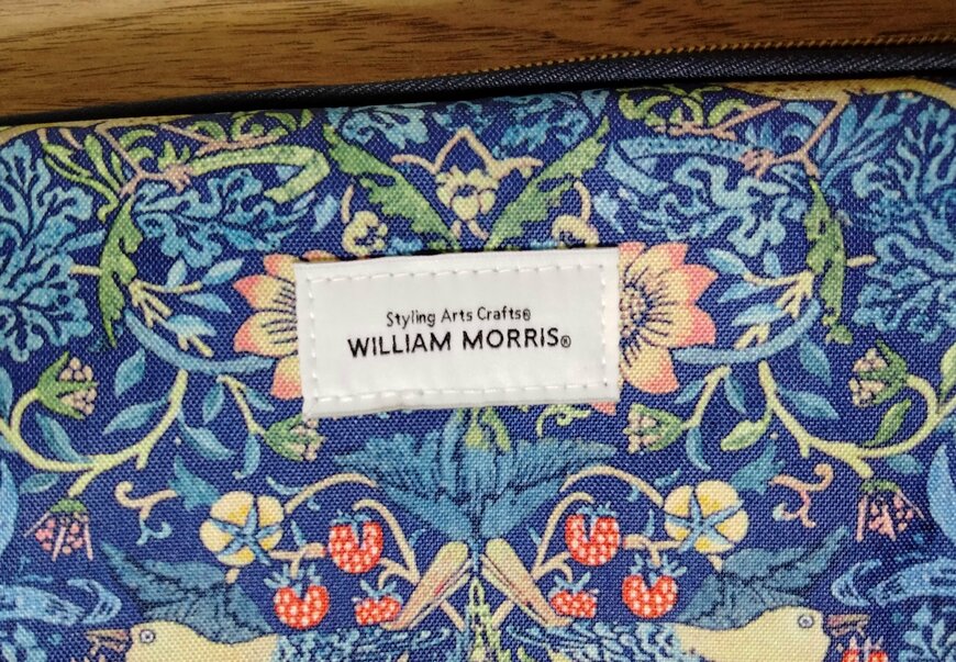 筆者撮影（宝島社、WILLIAM MORRIS 整理上手になれる12ポケット収納ポーチBOOK）