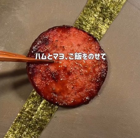 コンビニ再現！【炙り焼きソーセージおにぎり弁当】同棲彼女が作るガッツリ弁当に「ビジュ最高！」