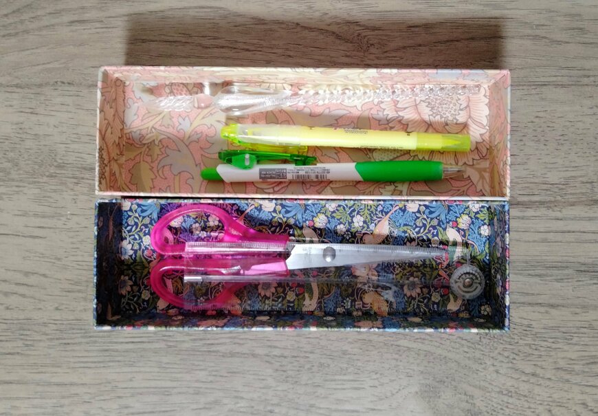 筆者撮影（セリア、文具小物収納BOX 細長トレー マスターピースコレクション/WM）