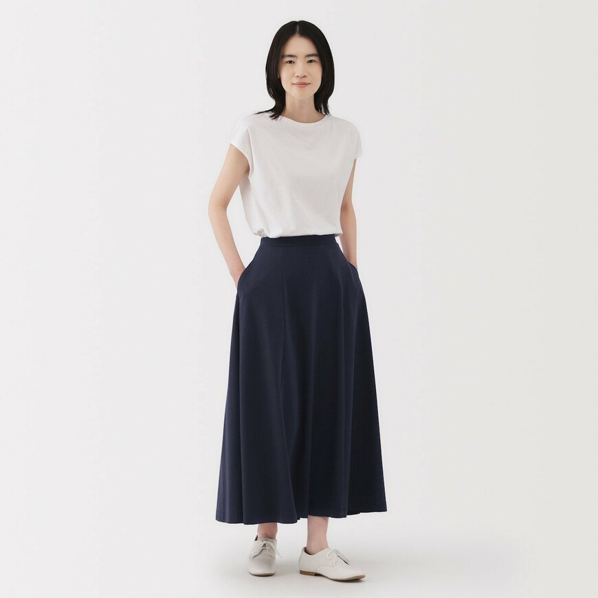 涼感UVカットスカート(ネイビー、着用前方)