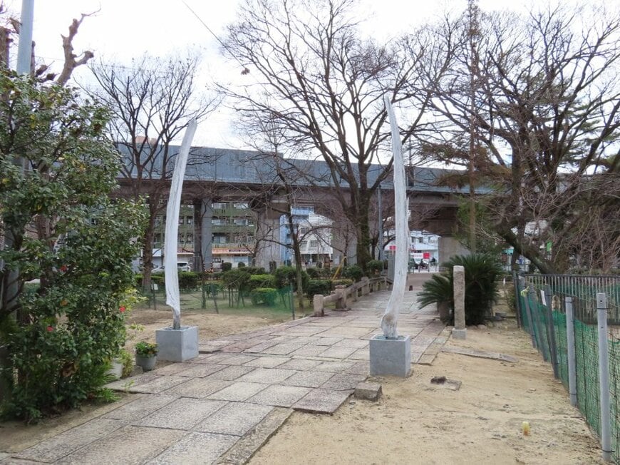 境内には珍しい鯨骨鳥居も