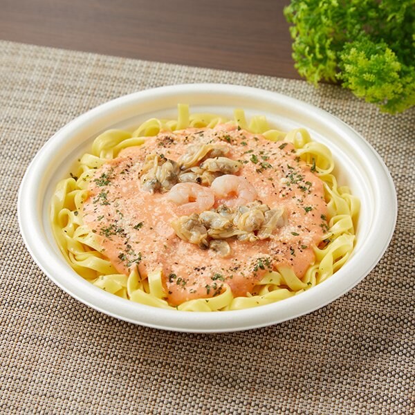 ファミリーマートの新商品:生パスタ 海老とあさりのトマトクリーム