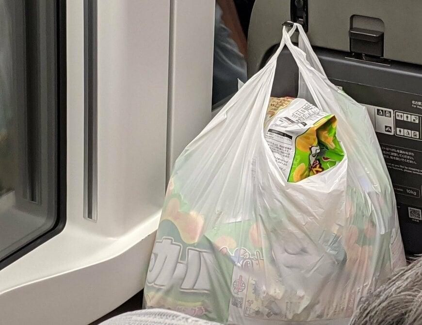 袋に詰め込まれたお菓子のカール