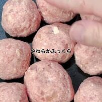 お花の形のチーズをトッピングした「ポークハンバーグ」ののっけ弁当がかわいすぎる！花形のゆで卵や野菜の副菜も詰めてボリューム満点のお弁当が完成