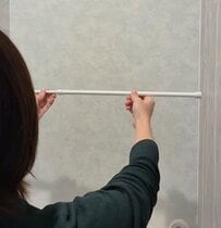【100均DIY】〈つっぱり棒とブックエンド〉が大活躍！トイレを快適空間にする5つの裏技に驚嘆「素晴らしい」浮かせる収納で掃除も快適にできるDIY術