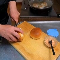 テンション爆上げ！父が作る【ハンバーガー弁当】ボリュームのある2種類のハンバーガーにポテトも添えたお弁当に「幸せしかない」の声