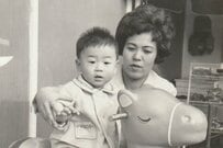 母の日に撮影した白黒の家族写真　幼い頃と現在を並べた様子に「泣けてきました」「素敵なお写真」