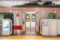 東京メトロ銀座線「神田駅のホーム」で目撃した謎の展示物　「ガラスケース」で守られているものが話題に