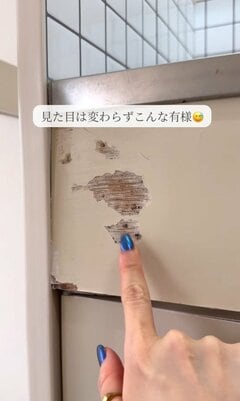 【築35年の賃貸DIY】ボロボロだったキッチン扉がシートを貼り替えるだけで見違えるほど明るい空間に！