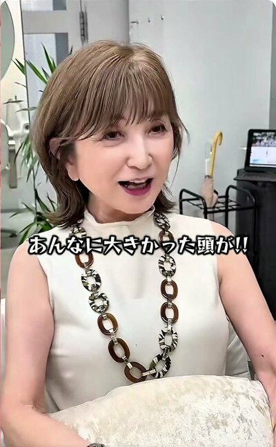 前髪があり、頬骨が隠れる長さで段の入ったボブ