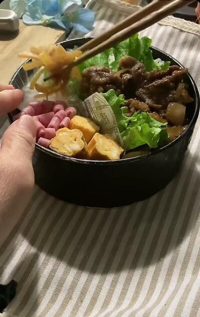 ハムと卵焼きの横に、細切りのおかずが加わるところ
