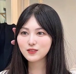 髪のうねりや膨らみに悩むロング女性→プロの〈縮毛矯正×レイヤーカット〉で…ふんわり華やかスタイルに！