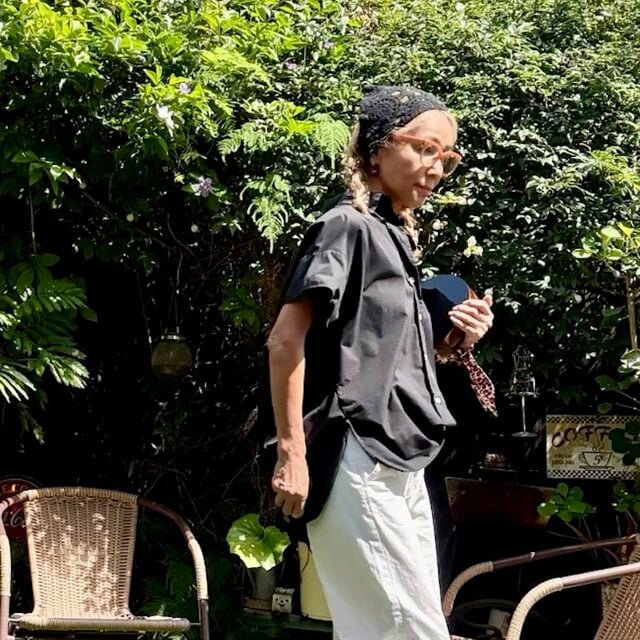 【60代の女性】「古いシャツブラウス」が意外と今っぽい　モノトーンのシンプルコーデに「素敵」「オシャレ」