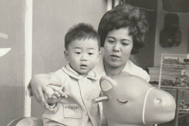 母の日に撮影した白黒の家族写真　幼い頃と現在を並べた様子に「泣けてきました」「素敵なお写真」