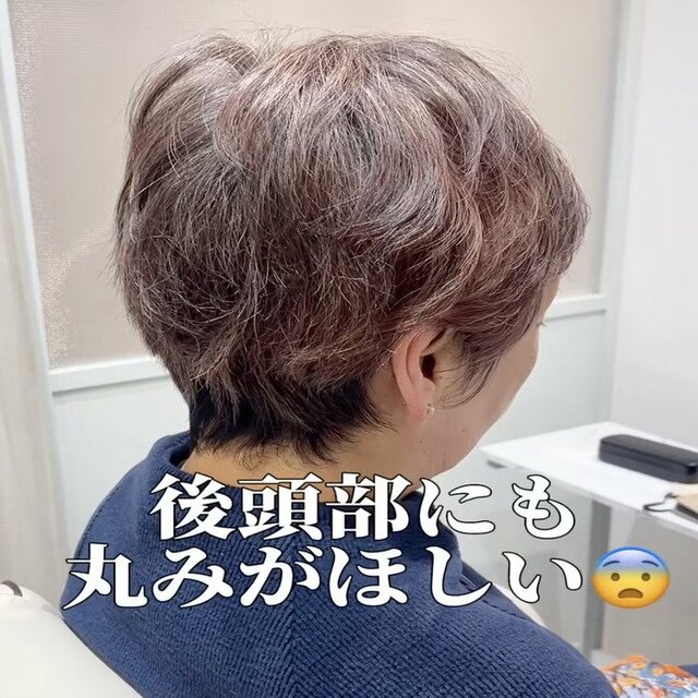 「ボリュームが出ない」「まとまらない」大人髪の悩みを抱える女性。自然なふんわり感を作る地毛風パーマのビフォーアフター