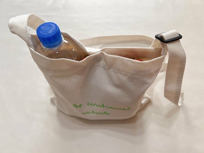 500mlのペットボトルを入れてみると飲み口部分が少し出ます