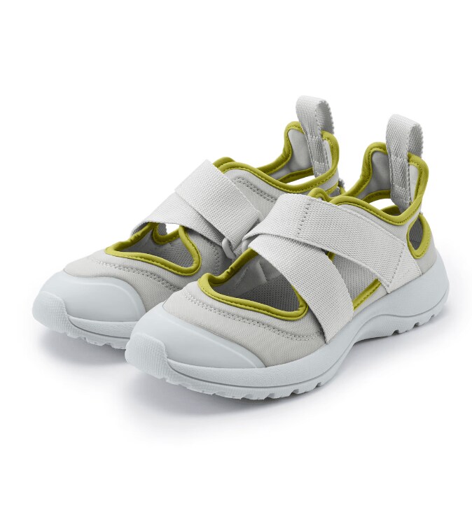 ベルトでホールド感を調節できるサンダル