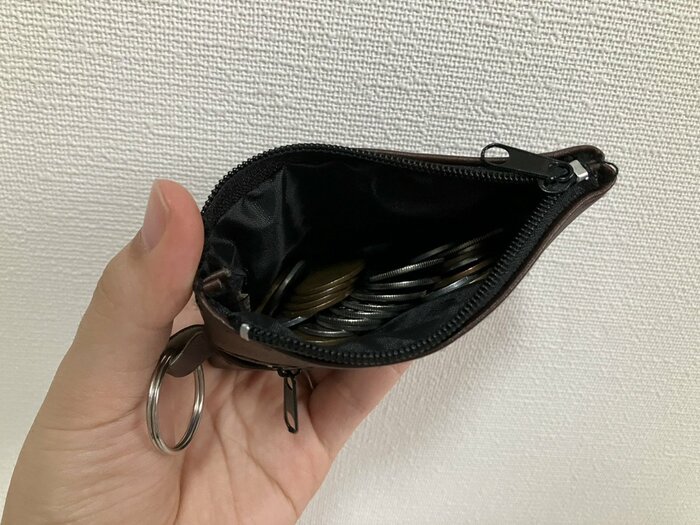 上のファスナーを開けてさっそくコインを収納