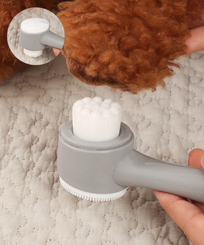 お散歩後のペットの足をどこでも簡単に洗えるブラシ