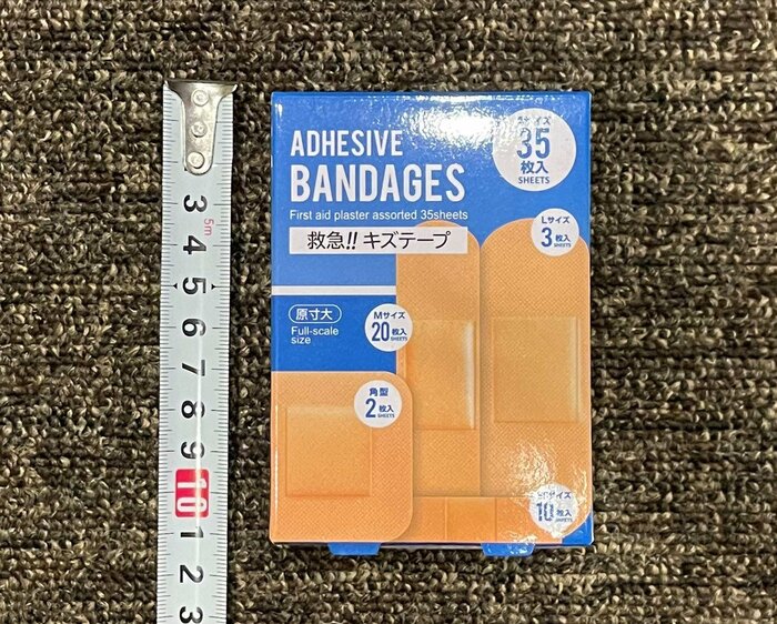 キズテープの箱の大きさは、縦が約11cm、横が約8cmでした
