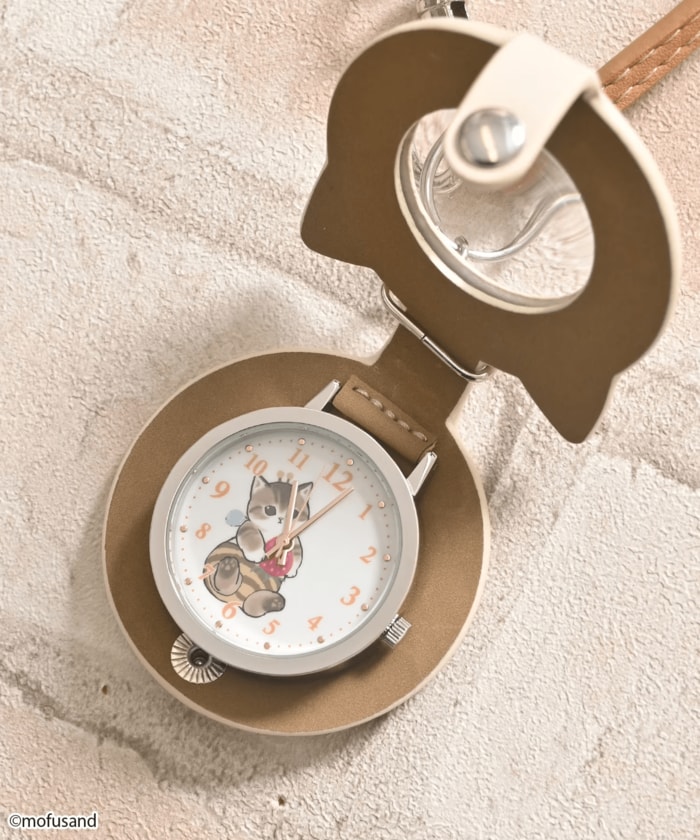 ポーチとストラップはフェイクレザー素材を使用