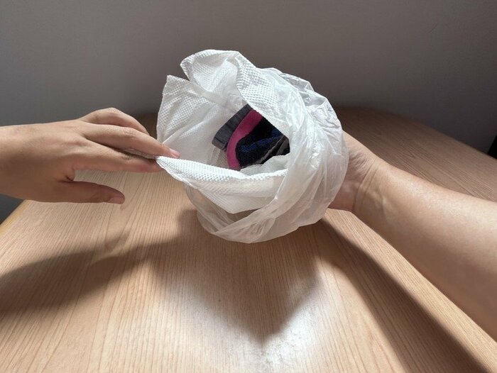 ハンカチを握ったまま袋から手を引き抜きました