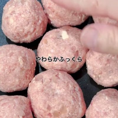 お花の形のチーズをトッピングした「ポークハンバーグ」ののっけ弁当がかわいすぎる！花形のゆで卵や野菜の副菜も詰めてボリューム満点のお弁当が完成