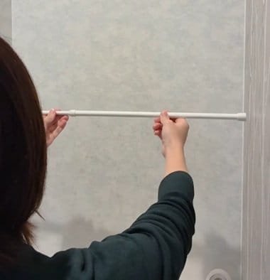 【100均DIY】〈つっぱり棒とブックエンド〉が大活躍！トイレを快適空間にする5つの裏技に驚嘆「素晴らしい」浮かせる収納で掃除も快適にできるDIY術