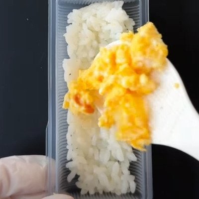 断面が綺麗で食欲そそる！お弁当歴40年の主婦が作る【のり巻き弁当】100均アイテムで簡単に作れるのり巻きを詰めた「映える」お弁当が話題