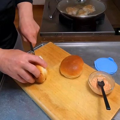 テンション爆上げ！父が作る【ハンバーガー弁当】ボリュームのある2種類のハンバーガーにポテトも添えたお弁当に「幸せしかない」の声