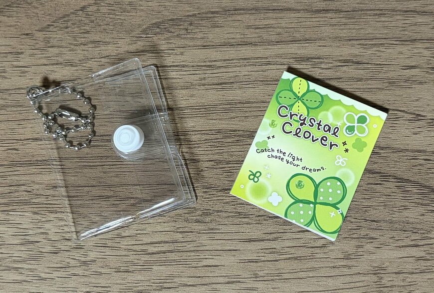 筆者撮影（セリア、豆本キーホルダー プロフィール帳 クリスタルクローバー柄）