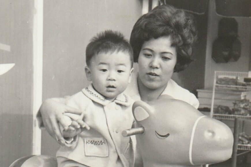母の日に撮影した白黒の家族写真　幼い頃と現在を並べた様子に「泣けてきました」「素敵なお写真」
