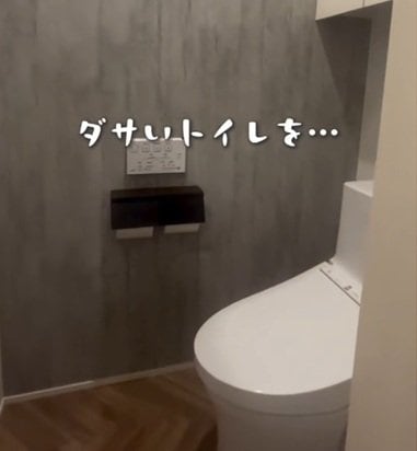 「センスが素敵すぎる」築2年新築戸建〈ダサいトイレ〉→突っ張り棒で〈ホテルライクな飾り棚〉が爆誕！反響続々